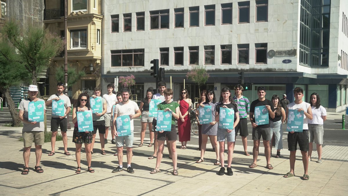 EHEbizi's tweet photo. EHE eta Ikama eragileetako kideok agerraldia egin dugu gaur Donostian gure 6 kide auziperatuak izan direla salatzeko, joan den azaroan euskararen aldeko ekimen batean parte hartzeagatik.

Ez dugu horrelako kriminalizaziorik onartuko! https://t.co/MJPXXj1MeL
