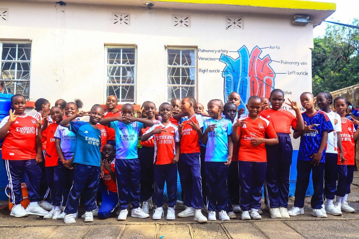 kenyansportsguy's tweet photo. Golden Elite, a school in Kisumu, allowed students to put on jerseys instead of normal uniform and the kids turned up wearing The Arsenal🔥

This is culture mahn❤️ https://t.co/Kv1TcOBCi7