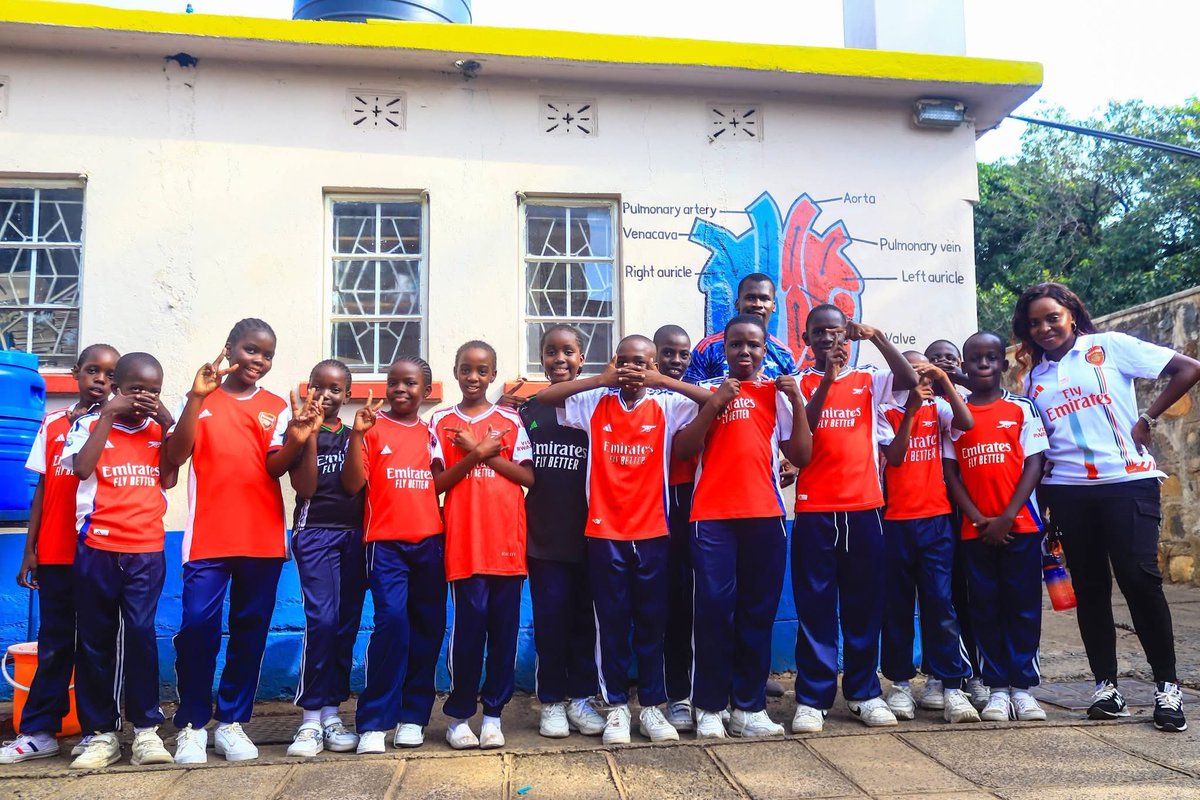 kenyansportsguy's tweet photo. Golden Elite, a school in Kisumu, allowed students to put on jerseys instead of normal uniform and the kids turned up wearing The Arsenal🔥

This is culture mahn❤️ https://t.co/Kv1TcOBCi7