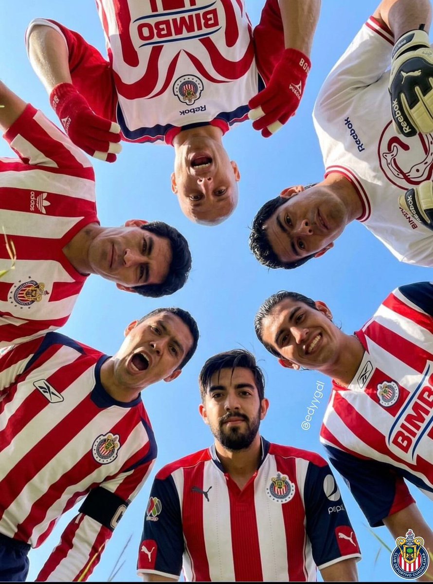 BarbaraMed3's tweet photo. Foto iconica de chivas y algunos de sus históricos y leyendas 💙🤍❤️ https://t.co/12sqb6sKT8