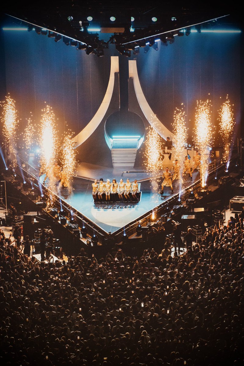 NaliOfficial's tweet photo. È stato un tour incredibile, 24 palasport pieni in pochi mesi, e la cosa più chiara che ho davanti agli occhi è che non sarebbe successo assolutamente niente senza di voi e senza la mia grande squadra. 
Avete il mio cuore e la mia più profonda gratitudine. 
Qui ci sono un po’ di momenti vissuti insieme, ne ho talmente tanti sul telefono che scegliere è stato molto difficile… Ne posterò altri più avanti perché so già che non resisterò!
Vorrei raccontarvi di come all’inizio ci sembrava un’impresa impossibile, dei pianti in allestimento, dei malanni completamente ignorati, delle mille prove, dei cambiamenti dell’ultimo minuto, delle innumerevoli notti insonni. 
Ma voglio anche tenere qualcosa solo per noi, perché ciò che sappiamo solo noi ci tiene uniti in un modo speciale. 
Allungo una mano e vi prendo tutti. 
Un bene immenso 
❤️ 

Ad astra ✨