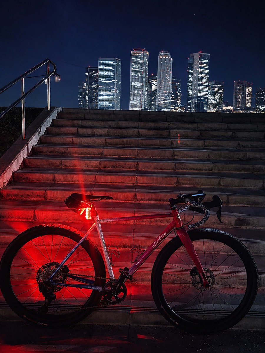 tack48ajk's tweet photo. Night Ride

#irctire
#cycling 
#allcity https://t.co/eZzrk5yHdP