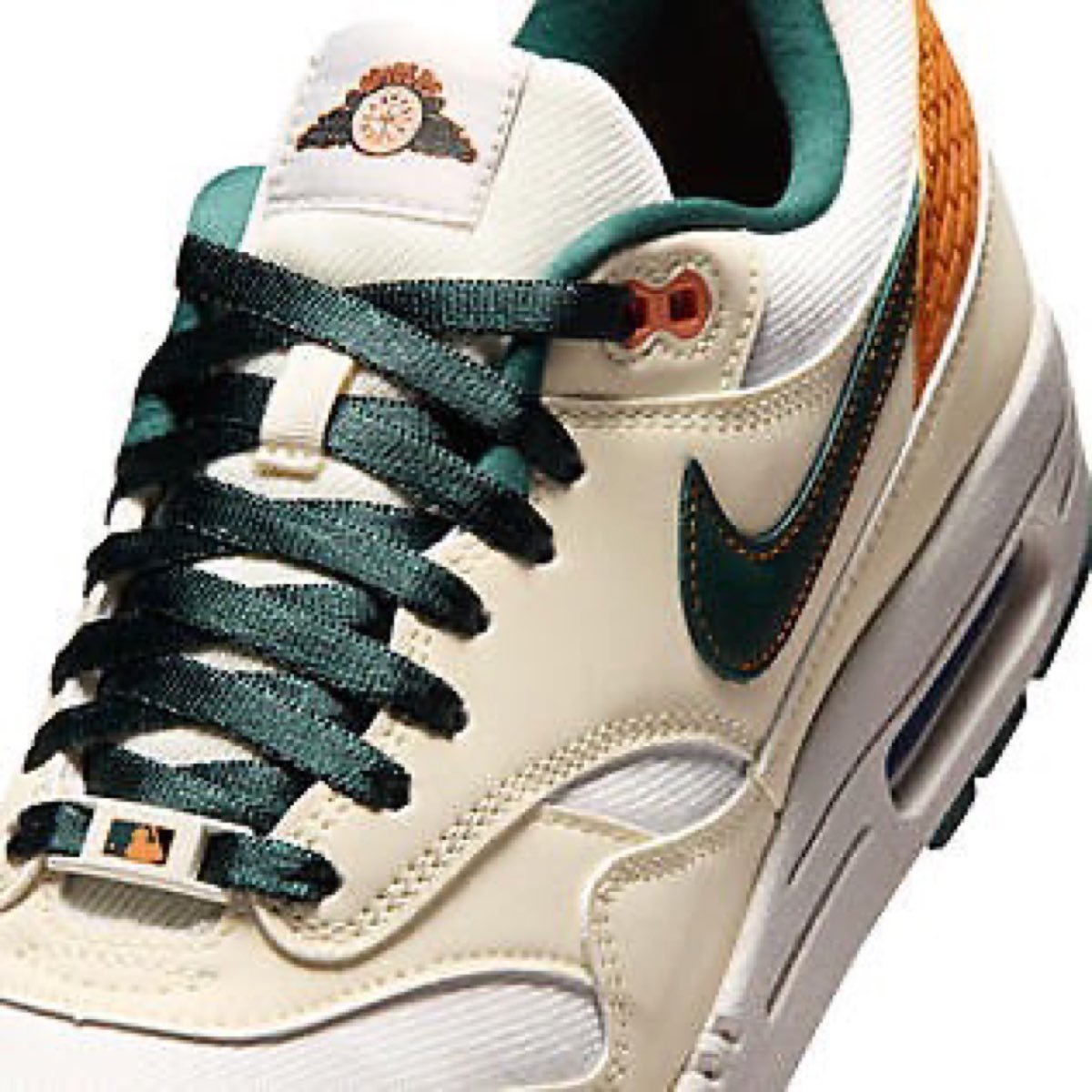 nut_history's tweet photo. Here are your Baltimore Orioles City Connect Air Max 1.

Like this tweet if you want a tag when they drop - I have direct link.

@relishdaddy @OffDaHook35 @FowlBallTalk https://t.co/Y0LEpG7Tx2
