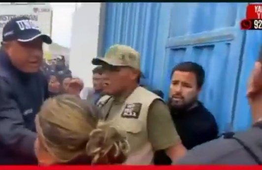 ErickVerano's tweet photo. @JorgeUgarteofi Tu no eres profe eres un tremendo chupacuete de cualquier facho con plata q te regale unas monedas por tu apoyo y otro día no pongas esa cara de huevon como cuando unas señoras te hicieron el pare en Chorrillos y arrugaste todito, te escondiste tras un sereno se te hizo achi 🤌 https://t.co/PpTXUfYKCi