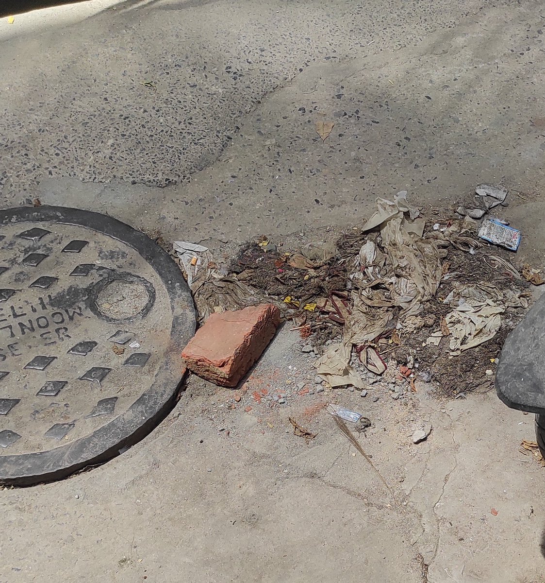 Suraj2324's tweet photo. @SPrakashBjpDel @DelhiJalBoard @gupta_rekha @BJP4Delhi @MCD_Delhi D drain in our area ( Nehru Vihar- A block)hs been cleaned, bt the garbge removed frm d drain has been left on d Strt. and has not bn picked up (frm last 10 days) It's causng  smell and unhyg. conditions 4 residnts https://t.co/XRq4lBzImv