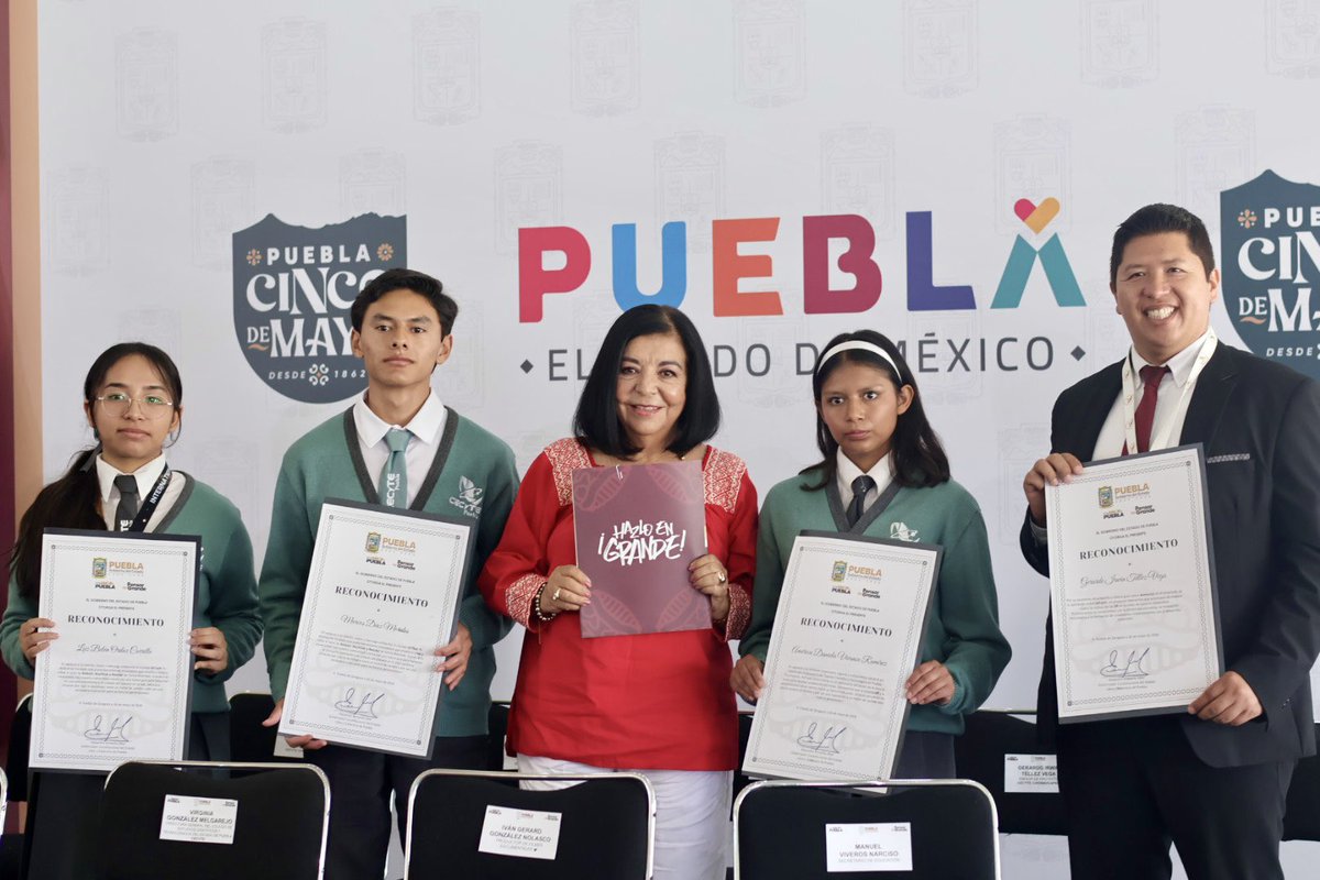 CECyTEPUE's tweet photo. 🏅 En la #MañanerAA, el gobernador Alejandro Armenta reconoció el talento de nuestros estudiantes del Plantel Chignahuapan con “IA TRASH” y Plantel Tecamachalco con “Re Food”. Acompañados por la directora general Virginia Melgarejo, se destacó la Medalla de Plata 
#PorAmorAPuebla https://t.co/o2z6W10GjU