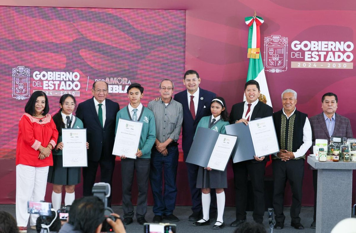 CECyTEPUE's tweet photo. 🏅 En la #MañanerAA, el gobernador Alejandro Armenta reconoció el talento de nuestros estudiantes del Plantel Chignahuapan con “IA TRASH” y Plantel Tecamachalco con “Re Food”. Acompañados por la directora general Virginia Melgarejo, se destacó la Medalla de Plata 
#PorAmorAPuebla https://t.co/o2z6W10GjU
