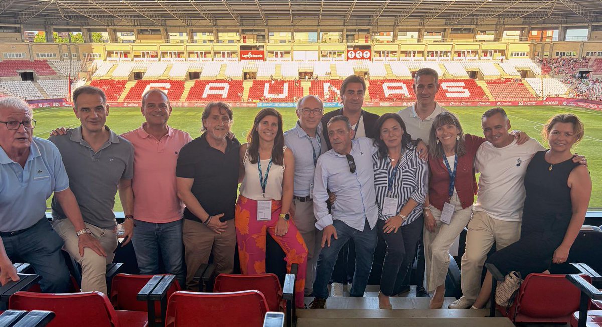 AytoLogrono's tweet photo. ⚽️🎽| El @DUXLogrono se ha despedido hoy de su afición con el último partido de la temporada en casa, que se ha saldado con derrota ante el Athletic Club de Bilbao (0-2).
¡Nos volvemos a ver la próxima temporada en #LasGaunas en @LigaF_oficial, equipazo! 💪🏻
#GoDux https://t.co/4LwfSJMYdv