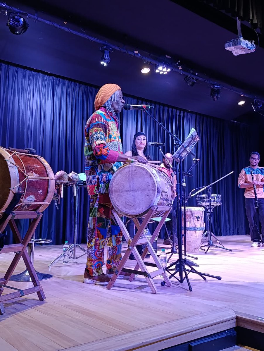CCEERRCC's tweet photo. Qué mejor manera de celebrar la conmemoración de la Afrocolombianidad que con la visita de @nicoyembe, uno de los más importantes folcloristas afrocolombianos de nuestro país. ✨Nuestros  alumnos disfrutaron de un concierto didáctico lleno de ritmo,  aprendizaje y emoción.🤎 https://t.co/cKvrAeygr4