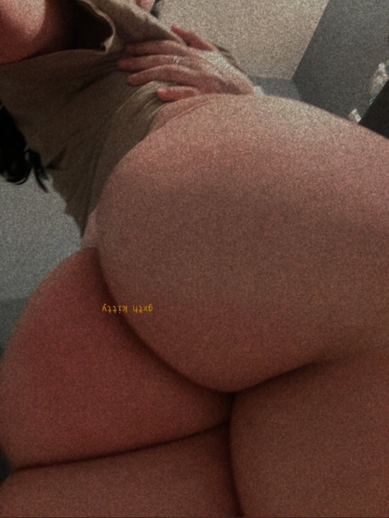 xxxgxthkitty888's tweet photo. Front or back? https://t.co/1VP1ojY371