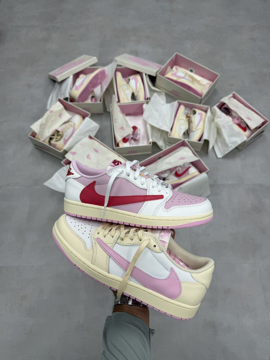 19_ave08025's tweet photo. Travis Scott Jordan 1 low Shy &amp; Sail Pink https://t.co/xu6J1RbHjm