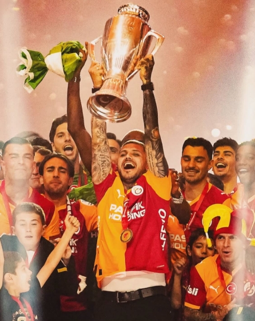 daysis2's tweet photo. hizo que muchos de nuestros hermanos jóvenes se enamoraran de Galatasaray. Es un icono, ¿sabes? Es tan importante para Galatasaray https://t.co/Fxw22GC1Jw