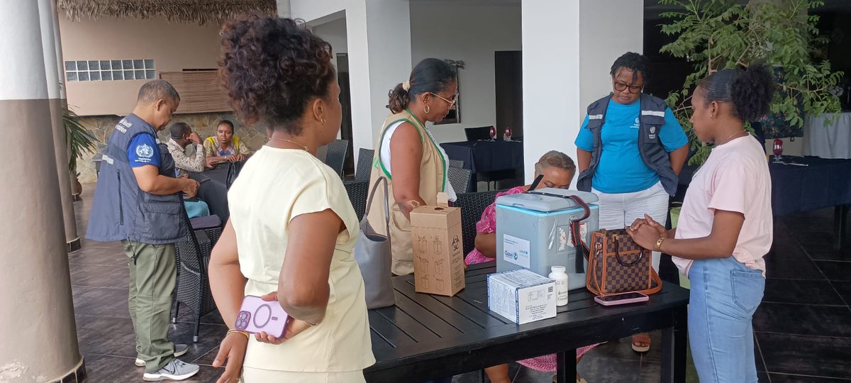 OMSMadagascar's tweet photo. 📍Antsiranana I🇲🇬 renforce la riposte contre la #Mpox.
Avec la #DRSP et le district sanitaire, l’équipe du sous-bureau Grand Nord de l’ @OMSMadagascar a mené des activités de sensibilisation sur la prévention et la vaccination.
✅ 65+ personnes sensibilisées
💉 45 vaccinées https://t.co/ncV6fnLLBM