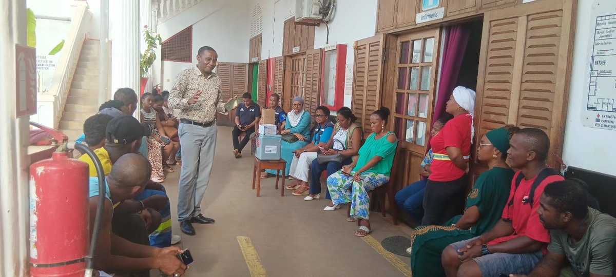 OMSMadagascar's tweet photo. 📍Antsiranana I🇲🇬 renforce la riposte contre la #Mpox.
Avec la #DRSP et le district sanitaire, l’équipe du sous-bureau Grand Nord de l’ @OMSMadagascar a mené des activités de sensibilisation sur la prévention et la vaccination.
✅ 65+ personnes sensibilisées
💉 45 vaccinées https://t.co/ncV6fnLLBM