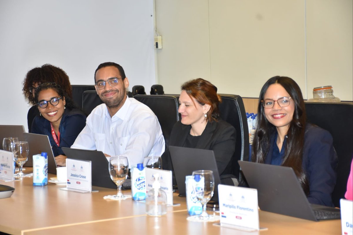 SiubenRD's tweet photo. Desde el #SIUBEN, continuamos promoviendo el trabajo conjunto entre instituciones para contribuir a una gestión social más eficiente, cercana y orientada a las necesidades de la población dominicana. 💙

#ProtecciónSocial https://t.co/PhbsDpb6qC