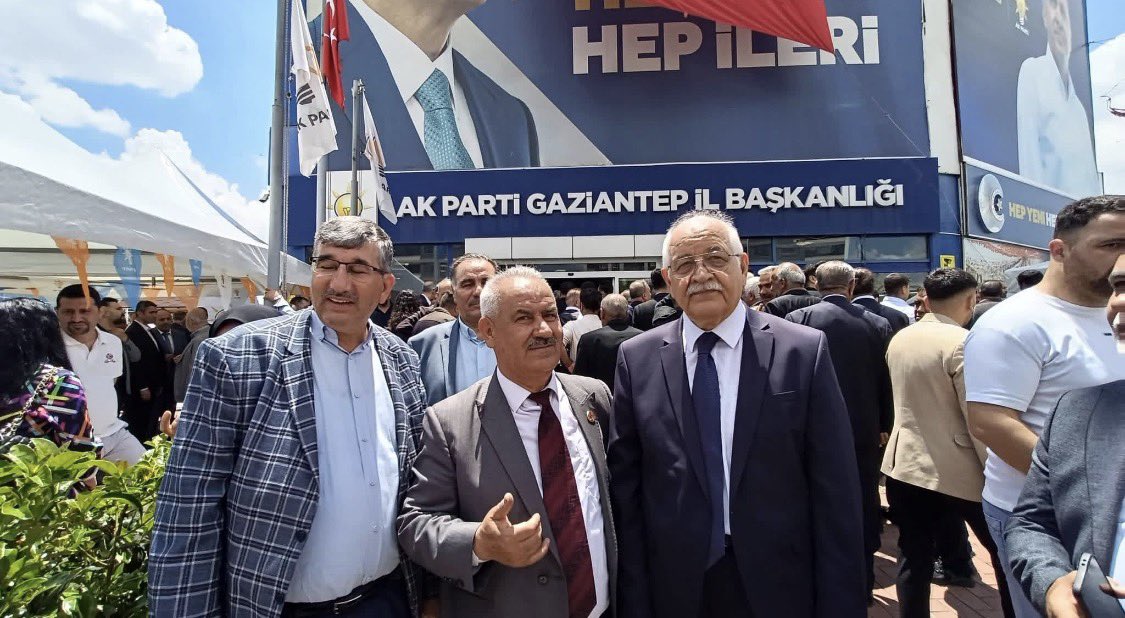 mehmeterdogan27's tweet photo. AK Parti Gaziantep İl Başkanlığımızın düzenlediği Bayramlaşma Programına katılarak,
hemşehrilerimizle ve teşkilat mensuplarımızla bayramlaştık.
Bayramlaşma programımıza iştirak eden tüm dostlara teşekkür ediyorum.

Allah birliğimizi, dirliğimizi daim eylesin. https://t.co/oZkT1b4K8b