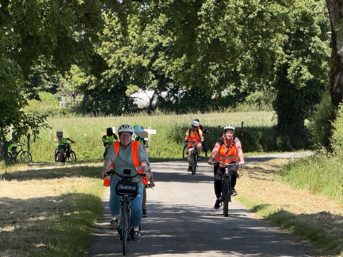ecole_millay's tweet photo. #EPS #SRAV #Edusanté
Tous les vendredis, les CM1 CM2 partent pour une séance de vélo sur route encadrés par des parents qui ont passé l’agrément. Savoir rouler avec prudence, gagner en autonomie, développer les mobilités douces 👍🏻
Bravo les enfants et merci les parents https://t.co/P637l2zFUV