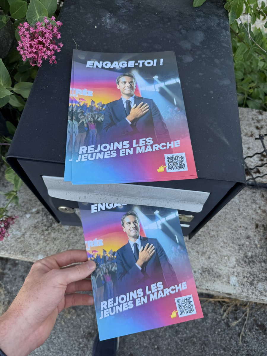 RE_HauteMarne's tweet photo. Aujourd’hui à Langres, Jefferson et Marie-Laure étaient mobilisés pour une opération de tractage autour du message : « Engage-toi ! Rejoins les Jeunes En Marche » 🇫🇷💬
#Langres #HauteMarne #Renaissance #JeunesEnMarche https://t.co/ApoFRRTxE3