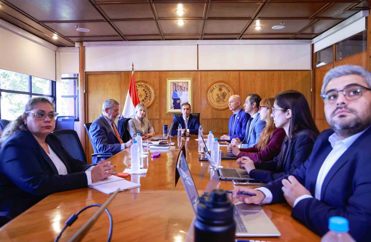 MIC_PY's tweet photo. #MIC | El ministro @mriquelme1 presentó al @PNUDPARAGUAY los avances del proyecto de atracción de inversiones y promoción comercial de Paraguay: resultados en capacitación, asistencia a inversionistas y fortalecimiento de plataformas digitales. 🌐🤝

#GobiernoDelParaguay https://t.co/EVi1YVrCwI
