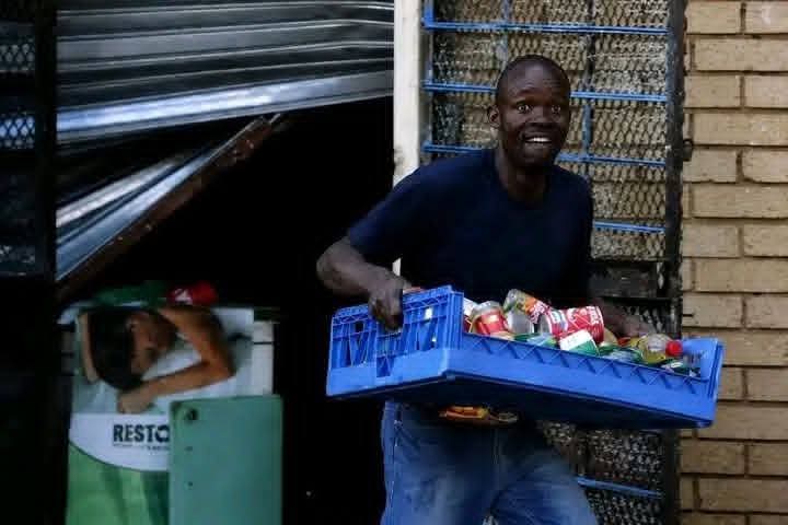 AfricanCom37827's tweet photo. @sbuh007 @ashiemap @JacintaNgobese @phethani4 Where are you going to loot tomorrow wena msunu we Zulu 🤣🤣🤣🤣🤣🥵 https://t.co/fELj5sLZKF