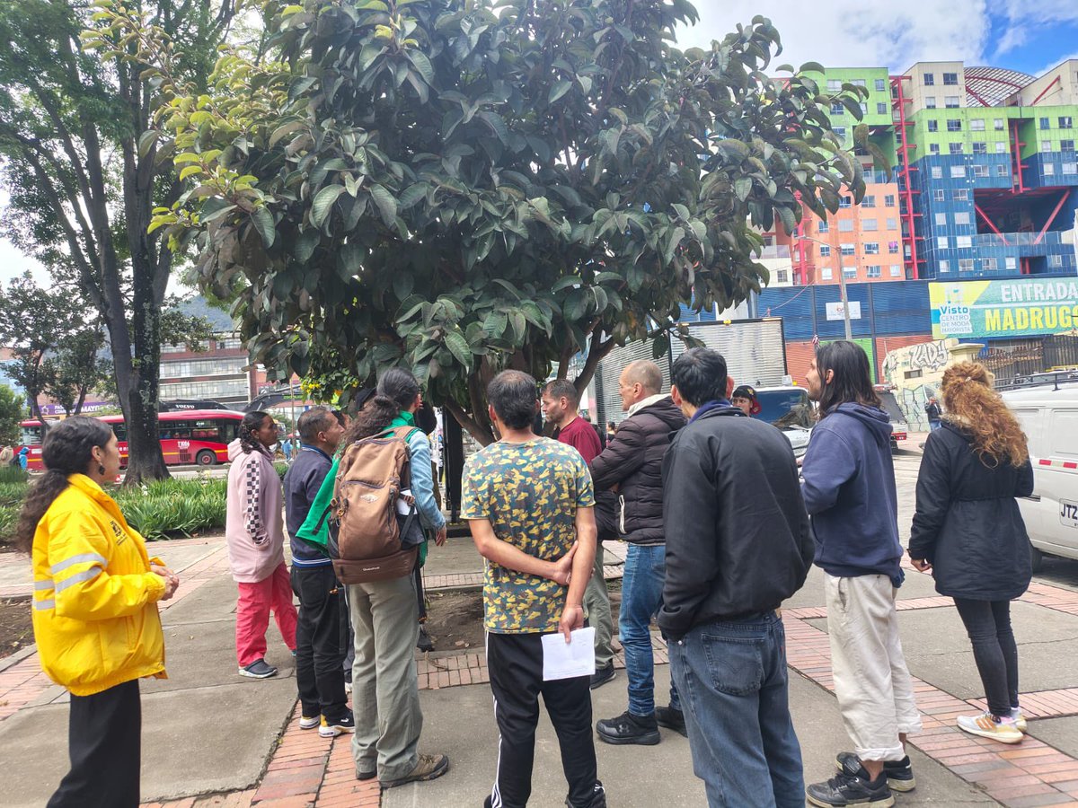 integracionbta's tweet photo. 👉¡Promovemos los espacios educativos, inclusivos y seguros!🤗

Los ciudadanos🙋‍♀️🙋‍♂️ habitantes de calle que forman parte del Centro de Inclusión Liberia participaron en un recorrido a los alrededores de la Plazoleta de #LosMártires, donde conocieron las propiedades de los árboles🌳🌿 que hay en el sector, fortaleciendo sus conocimientos,📚 sus procesos de inclusión social🤗 y promoviendo el cuidado del medio ambiente.🟢 En articulación con @JBotanicoBogota.🤝

#AquíSíPasa