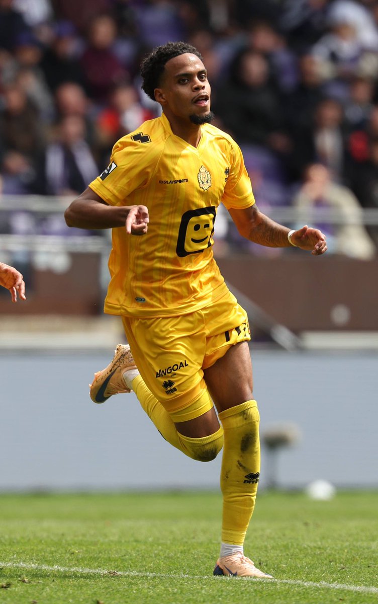 PerinhoVD's tweet photo. Thérence Koudou noteerde dit seizoen 5 goals en 2 assists bij KV Mechelen en valt op met zijn snelheid, duelkracht en aanvallende drive vanaf rechtsback. 👀💨

Met de blessuregevoeligheid van zowel Kasius als Maikuma lijkt hij een interessante optie voor AZ.

#AZ #Koudou https://t.co/n94JOeXf1r
