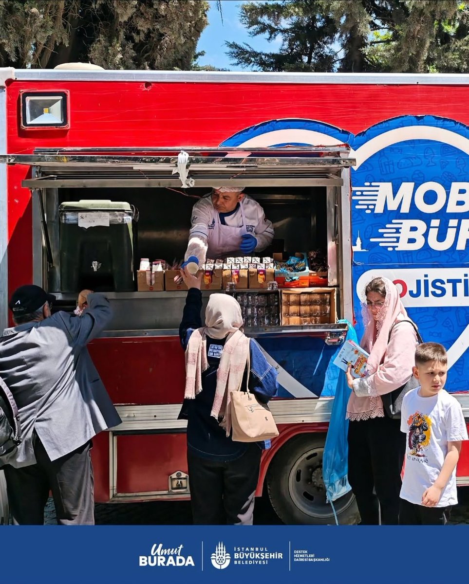 ibbisletme's tweet photo. Arefe gününde Edirnekapı Şehitliği’nde vatandaşlarımız ve şehit ailelerimizle bir araya geldik. 🇹🇷

Çay, kek, meyve suyu ve su ikramıyla ailelerimizin yanında olduk. Aziz şehitlerimizi rahmet ve minnetle anıyor, milletimizin Kurban Bayramı’nı kutluyoruz. https://t.co/uC7qZA7OsQ