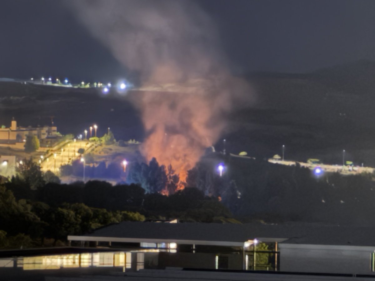 GuilloRz's tweet photo. 26 de mayo a las 00:20 en #TresCantos. Fuego en la zona de la Gran Vía de Tres Cantos. Afortunadamente parece que ha sido solo un susto. A escasos metros, podéis ver en las foto, cómo está de maleza la zona de atrás del parque de la zona norte. https://t.co/apZIcY0rdh