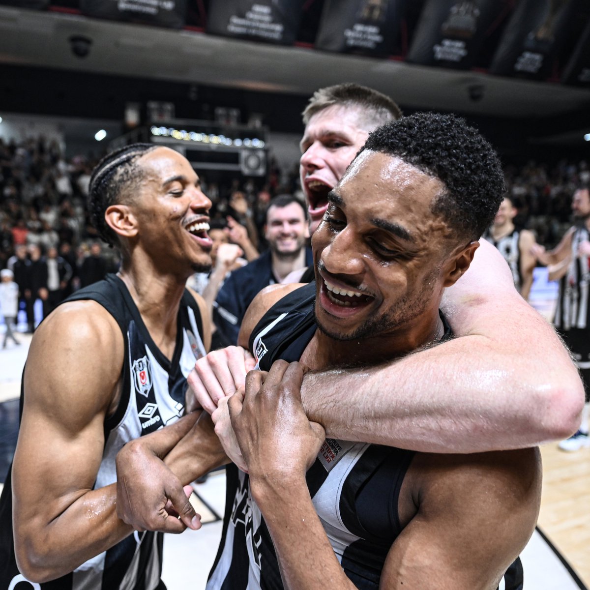 BJK_Basketbol's tweet photo. Gecenin galibiyet üçlüsü Brynton Lemar'dan. 🤫

#TheBlackEagleRises 🦅 https://t.co/9U1NL1UAcx