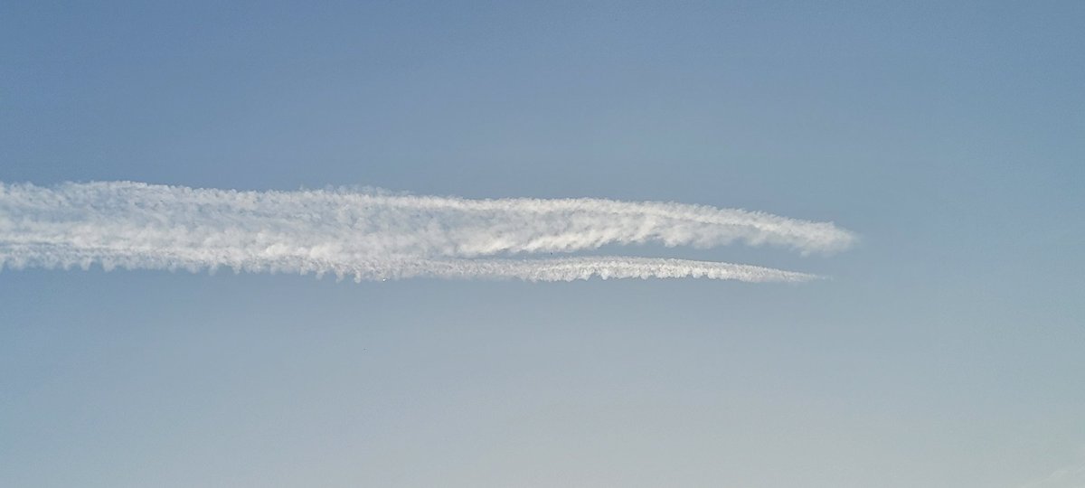 ANGRYNIC2's tweet photo. 2 clear days, the FIRST since the SCAMdemic lockdown of 2020 and here we go 8pm and Easyjet and British Airsprays duo wankers out spraying... AGAIN. https://t.co/SPii6kDxyt