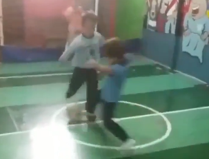 zalogif's tweet photo. @BrodiiKDB Luego de la revisión observo que el jugador número 5 toca el balón en primera instancia. Todo pelota, siga siga. https://t.co/wQ0CJnJswd