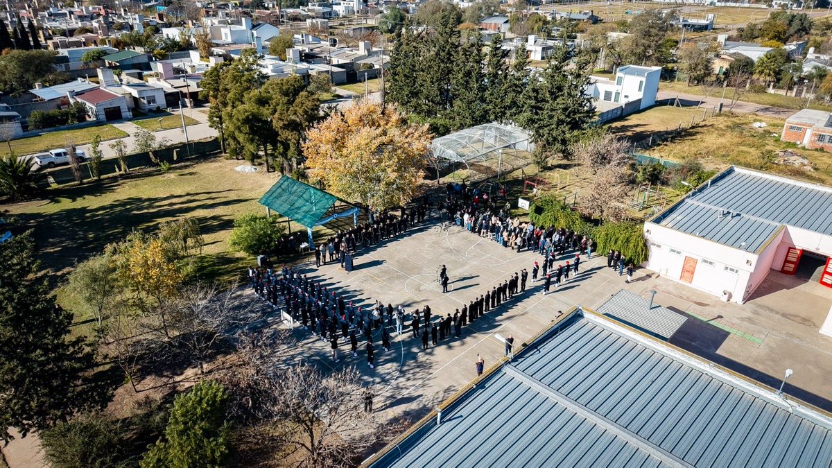MartinLlaryora's tweet photo. SEGURIDAD: NUEVO CENTRO DE FORMACIÓN POLICIAL
Inauguramos en #LaCarlota un nuevo anexo de la Escuela de Suboficiales de @PoliciaCbaOf “Gral. Manuel Belgrano”, donde se formarán los futuros efectivos del departamento #JuárezCelman y de toda la región.
En un momento de ajustes en nuestro país, nosotros estamos tomando decisiones que multiplicarán las oportunidades en materia educativa. Este centro de formación, que hoy cuenta con sus primeros aspirantes, llegará a tener en un futuro entre 300 y 400 jóvenes estudiando para incorporarse a la fuerza policial.
Estamos abriendo 23 sedes en el interior provincial porque creemos en el valor del arraigo y en una fuerza de seguridad cercana a su gente. Cuando un policía trabaja donde nació, conoce su ciudad, sus vecinos y su realidad, y pone toda su vocación al servicio de defender la paz y la libertad de su comunidad.
#HacerParaCrecer