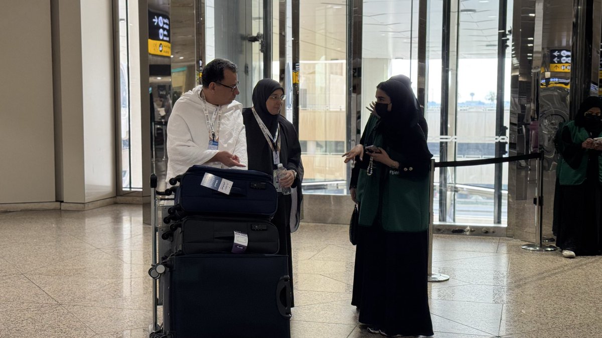 TheRoyalKSA's tweet photo. ملحمة من العطاء الميداني المستمر! ⏳
 360 متطوع ومتطوعة.
 3 فترات عمل متواصلة.
 18 ساعة عمل من العطاء بلا توقف.
بفضل الله ثم بهذه الجهود، نسير بخطى واثقة لتفويج أكثر من 5000 حاج بكل يسر، سهولة، وطمأنينة. https://t.co/MzTQKHChgG
