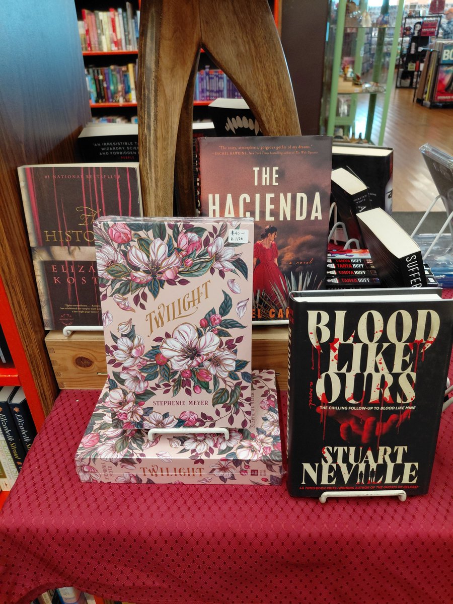bookmans's tweet photo. World Dracula Day is a holiday we fully support. The classics never die. (Unlike some people.) 🧛🖤 

Come find your next dark read at Bookmans! 

Found at Bookmans Mesa

#BookmansFinds https://t.co/LVyewK5svg
