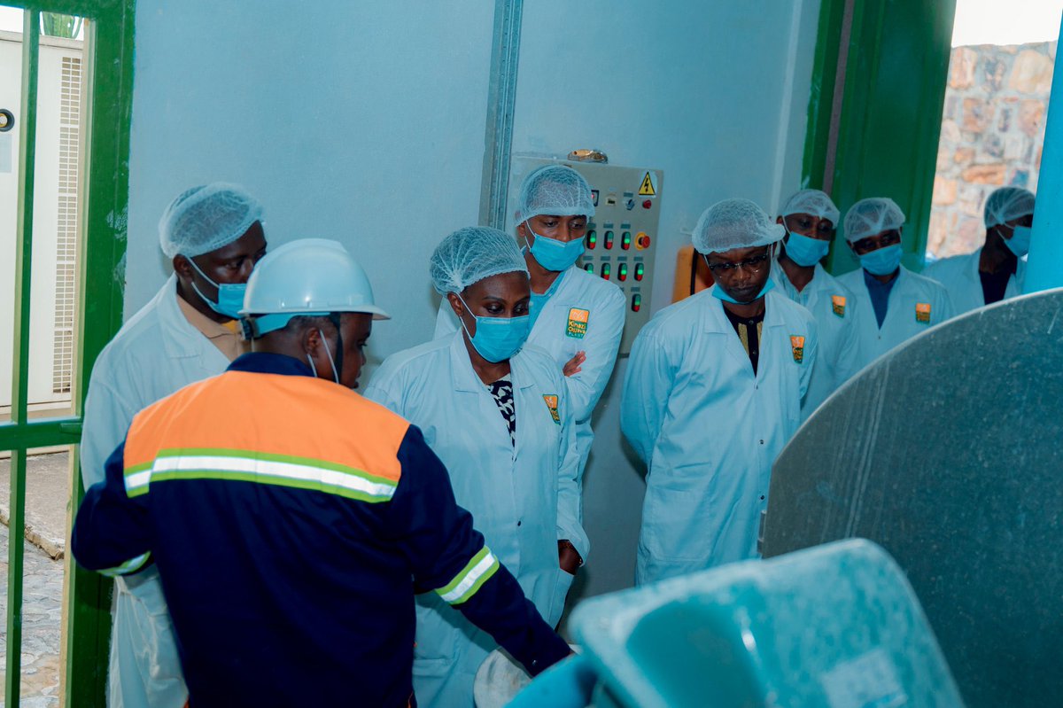 RwandaSouth's tweet photo. None,  Guverineri  @AKayitesiAlice ari kumwe n'inzego z'umutekano,  basuye uruganda rwa "Kinazi Cassava Plant" bagaragarijwe imikorere yarwo ndetse n'ibiri gukorwa ngo rutange umusaruro uhagije. Muri uru ruganda  harimo kongerwamo  imashini  n'ibindi. https://t.co/9Dnm0rJr99