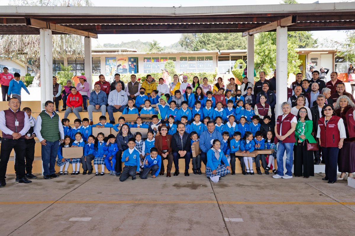 SeducEdoMex's tweet photo. 🏫✨ ¡Regresamos a #ElOro con #SECTIEnTuComunidad!🤩

El Secretario Miguel Ángel Hernández Espejel fortaleció a 40 escuelas más del municipio con una inversión de 16.2 mdp en:
✨ Infraestructura educativa
🪑 Mobiliario nuevo 
💧 Sistemas de captación de agua pluvial https://t.co/zh8HPFveuc