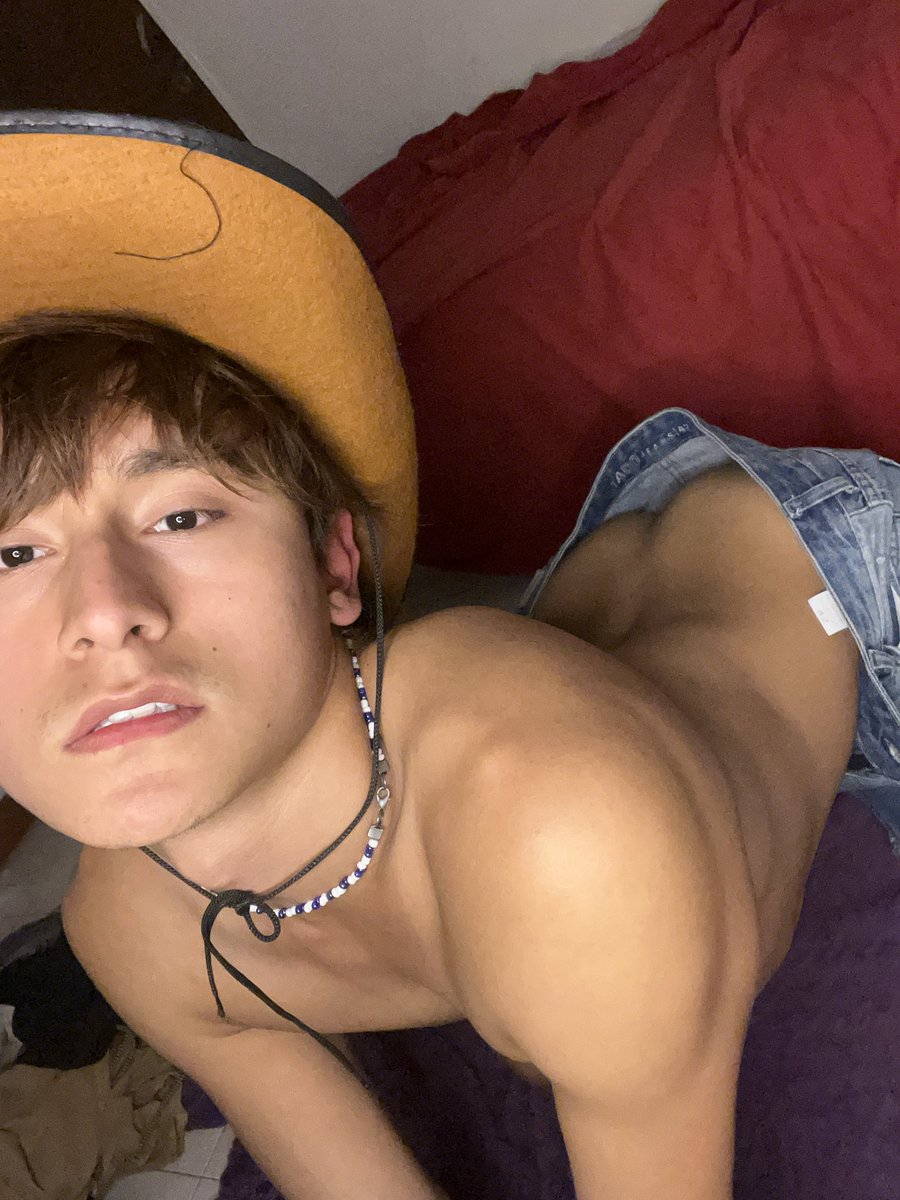 nazarenolhia's tweet photo. Quien me deja cabalgar🤠💦❤️‍🔥
#femboy #bottom #bottom #rough #latintwink #twink #gayporn #anal
 #cowboy #gayaz #GayBredding #azgay
 #fem https://t.co/UaZsl4L4IG