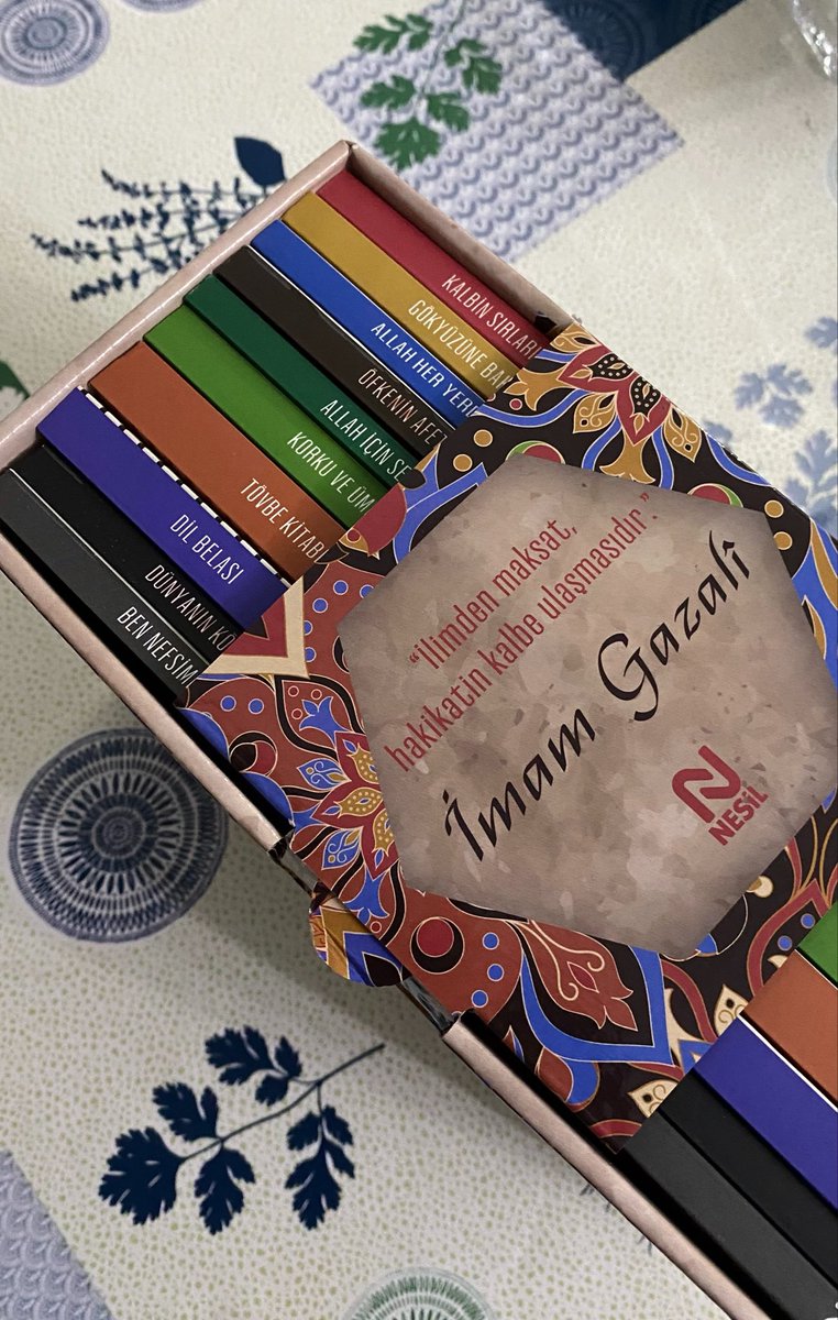 ebcan_'s tweet photo. başlaması cesaret isteyen o kitap seti https://t.co/c2RlKf39gA