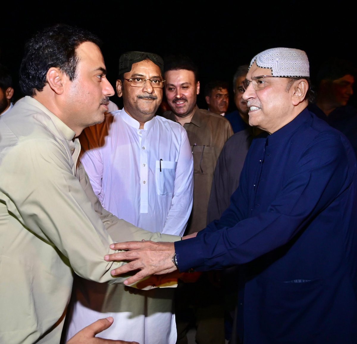 HallarHyderKhan's tweet photo. President of PYO Sindh, @JavedNLaghari, and General Secretary PPP Nawabshah Division met with @PresOfPakistan , Asif Ali Zardari, at Nawabshah, along with Home and Law Minister Zia-ul-Hassan Lanjar and others. https://t.co/ks4nxd1LdN