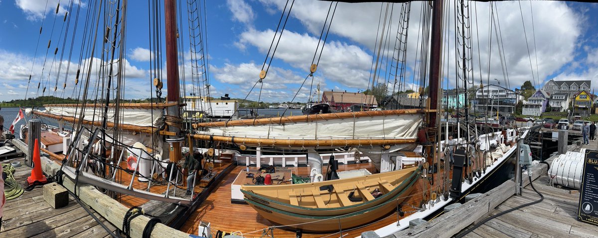 stickie444's tweet photo. Bluenose II https://t.co/NwiKZ8FhCv