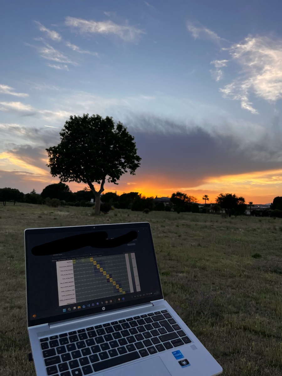 _rafaxyz's tweet photo. not me leaving office at sunset while listening to data science class https://t.co/JJjELZlV2N