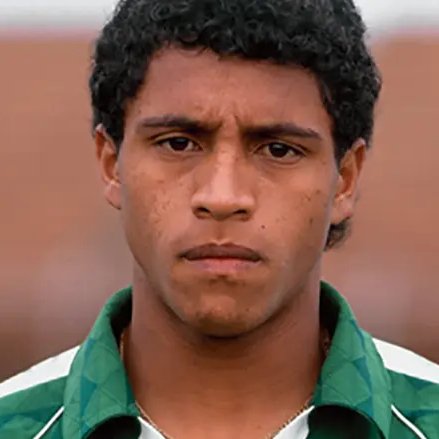 footballcritix's tweet photo. Roberto Carlos: "12 yaşındayken çiftlikte sol bacağımın üzerinden traktör tekerleği geçti. Doktorlar bir daha yürüyemeyeceğimi söyledi. Babam aylarca sol bacağımı zeytinyağı ile ovdu. Kaslarım o kadar sertleşti ve güçlendi ki, o imkansız frikik gollerini o kazaya borçluyum." https://t.co/Yn07u9qgDa