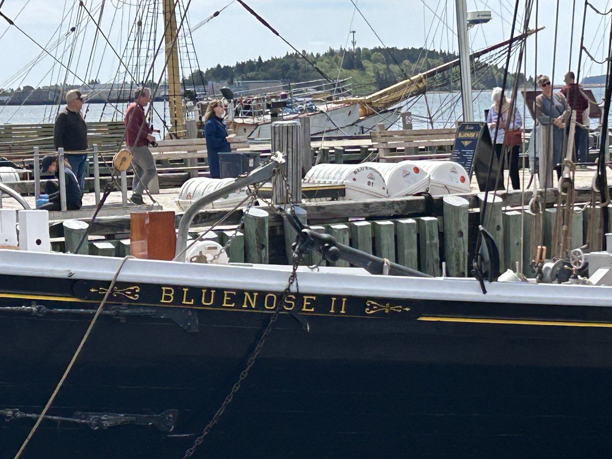 stickie444's tweet photo. Bluenose II https://t.co/NwiKZ8FhCv