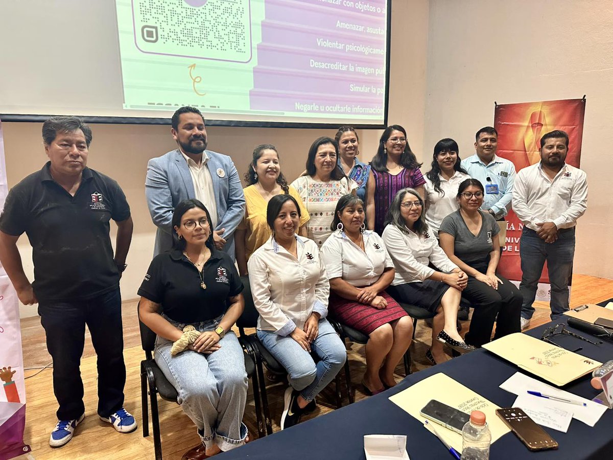 UNCOS_SUNEO's tweet photo. La Universidad de la Costa fue sede del 3er Foro “Nuestras Voces Cuentan 2026”.
La Universidad de la Costa, en coordinación con el Instituto Estatal Electoral y de Participación Ciudadana de Oaxaca (IEEPCO), llevó a cabo el 3er Foro “Nuestras Voces Cuentan 2026”, un espacio de diálogo, reflexión e intercambio de experiencias enfocado en fortalecer la participación política de las mujeres en Oaxaca, con énfasis en mujeres indígenas y afromexicanas.
Durante este importante encuentro se contó con la participación de destacadas panelistas:
-Mtra. Sandra Pérez Cruz, Magistrada Presidenta del Tribunal Electoral del Estado de Oaxaca (TEEO).
-Mtra. Chrysthian Verónica González Labastida, Vocal Secretaria de la Junta Local Ejecutiva del INE en Oaxaca.
-Mtra. Zaira Alhelí Hipólito López, Consejera Electoral del IEEPCO.
-M.C.A. Sandra Elena Montaño García, Jefa de Carrera de la Licenciatura en Medicina Veterinaria y Enlace de Género de la Universidad de la Costa.
La moderación estuvo a cargo del Mtro. Manuel Cortés Muriedas, Consejero Presidente de la Comisión Permanente de Educación Cívica y Participación Ciudadana del IEEPCO.
Con estas actividades, la Universidad de la Costa reafirma su compromiso con la promoción de espacios de participación, igualdad y fortalecimiento democrático en beneficio de la comunidad universitaria y la sociedad oaxaqueña.
#UNCOS #Pinotepa @IEEPCO @SEP_mx @EducacionPubOax