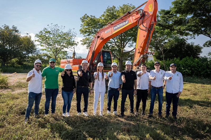 ExpresionNaranj's tweet photo. Gobernadora Elvia Milena Sanjuan puso en marcha la construcción de la nueva plaza principal para San Martín https://t.co/TwY8b3Qhek https://t.co/KJ15CQTbjw