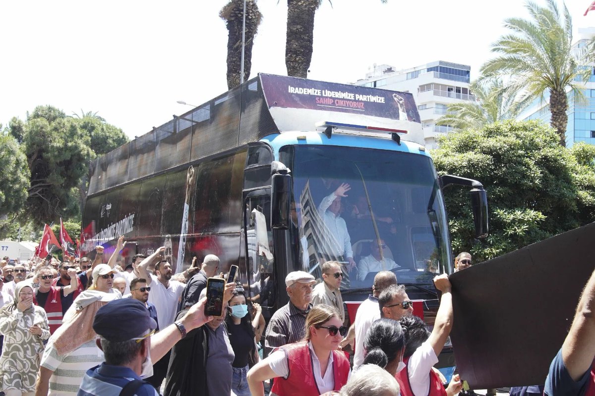izmirgibiyiz's tweet photo. Özgür Özel'in İzmir'de kullandığı, daha önce Muharrem Ince'ye tahsis edilen ve uzun süredir atıl duran otobüs, gece sanayide bakımdan geçirilip sabah vizeden sonra öğlene hazır hale getirildi. https://t.co/Exl0aSr8fm