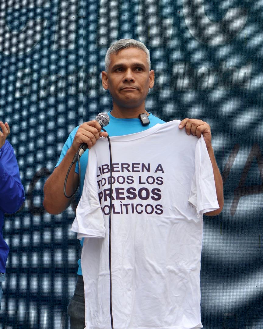 AraguaConVzla's tweet photo. Desde Maracay alzamos la voz por Carlos Tovar y por todos los presos políticos. 🇻🇪⛓️‍💥

No vamos a dejar de exigir justicia hasta que el último esté en libertad. https://t.co/oZCO0pbnSj