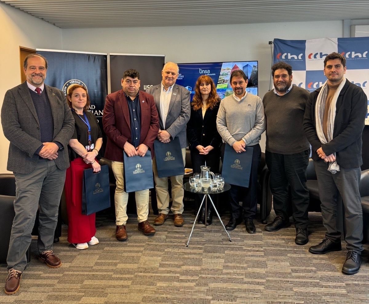 CChCValdivia's tweet photo. 🏗️ El past presidente de la #CChC sede #ValdiviaCL, Fernando Vásquez, participó como panelista en la presentación del Informe Actividad Inmobiliaria USS TINSA Región de Los Ríos - año 2025. https://t.co/LgH82h4Hsr