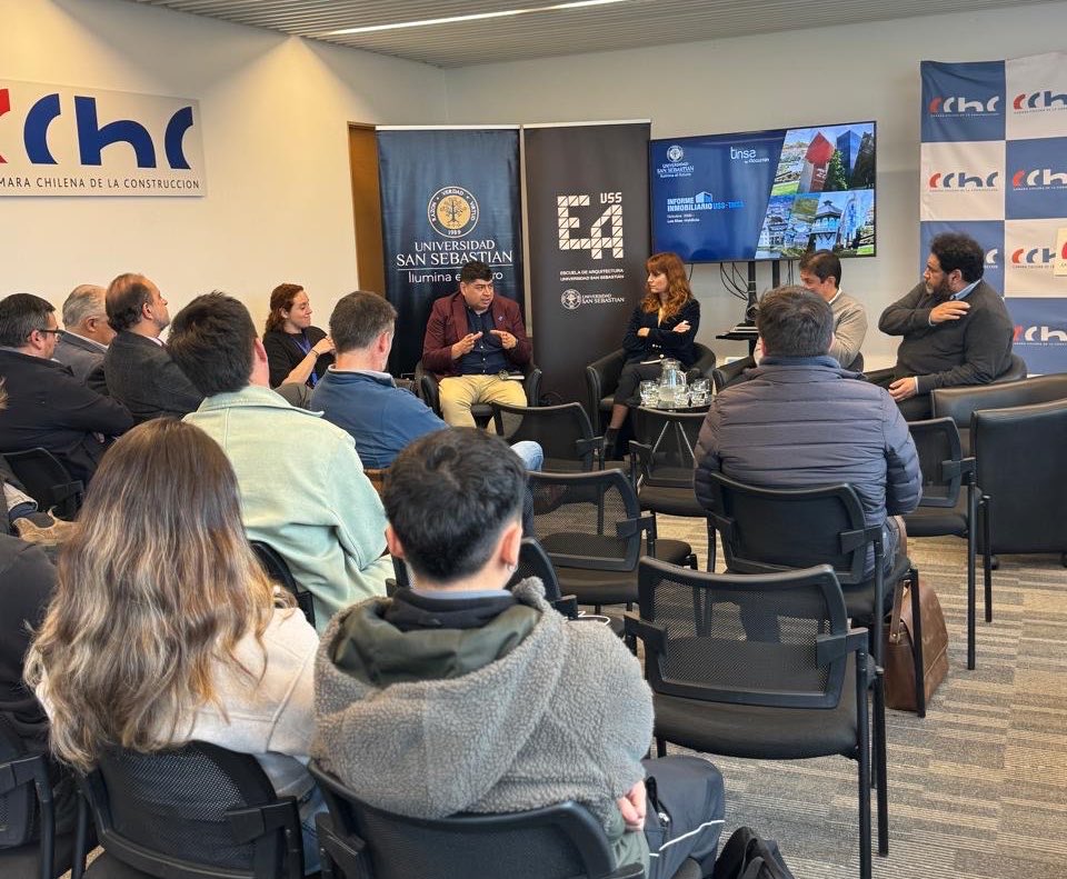 CChCValdivia's tweet photo. 🏗️ El past presidente de la #CChC sede #ValdiviaCL, Fernando Vásquez, participó como panelista en la presentación del Informe Actividad Inmobiliaria USS TINSA Región de Los Ríos - año 2025. https://t.co/LgH82h4Hsr