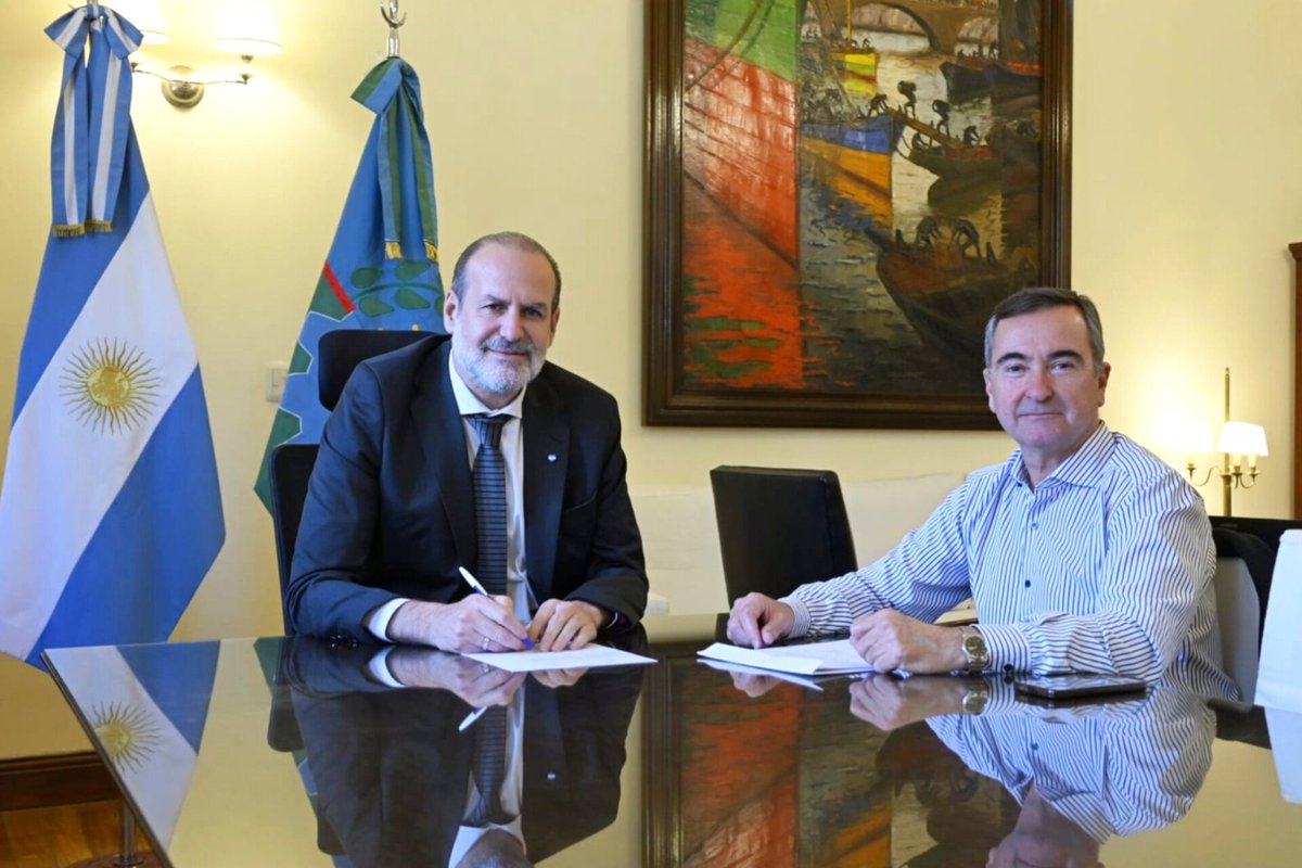 fsusbielles's tweet photo. ¡Un nuevo paso hacia una gran inversión en Bahía!

Firmamos un memorandum de entendimiento con la empresa FERTIL PAMPA SAU para establecer el marco municipal de promoción necesario para la instalación de una planta de producción de amoníaco y urea granulada en nuestra ciudad, con una inversión estimada de 2.400 millones de dólares.

La iniciativa generará más de 3.500 puestos de trabajo directos y 10.000 indirectos durante la construcción, junto con la contratación de proveedores y servicios locales.

Desde la gestión municipal, fortalecemos la competitividad de nuestro puerto, la ciudad y las empresas que continúan apostando por Bahía como un enclave vital para el futuro de la Argentina. 

¡Sigamos unidos!
